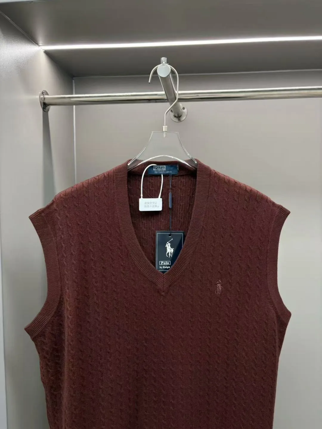 P260 POLO Ralph Lauren's new embroidered wool vest. Original fabric. Official same style. Weaved with customized natural medium-thick imported wool gauze, feels very comfortable and smooth. Very wide and stylish. Produced by a first-line brand factory. Woven by imported machines. It is very soft and skin-friendly to wear. It will not deform after long-term wear. The latest style for autumn and winter. Fashionable and personalized. Super versatile and good-looking. Very suitable for both men and women. A must-have for everyone. Color: black, sapphire blue, gray, maroon. Size: M-4XL